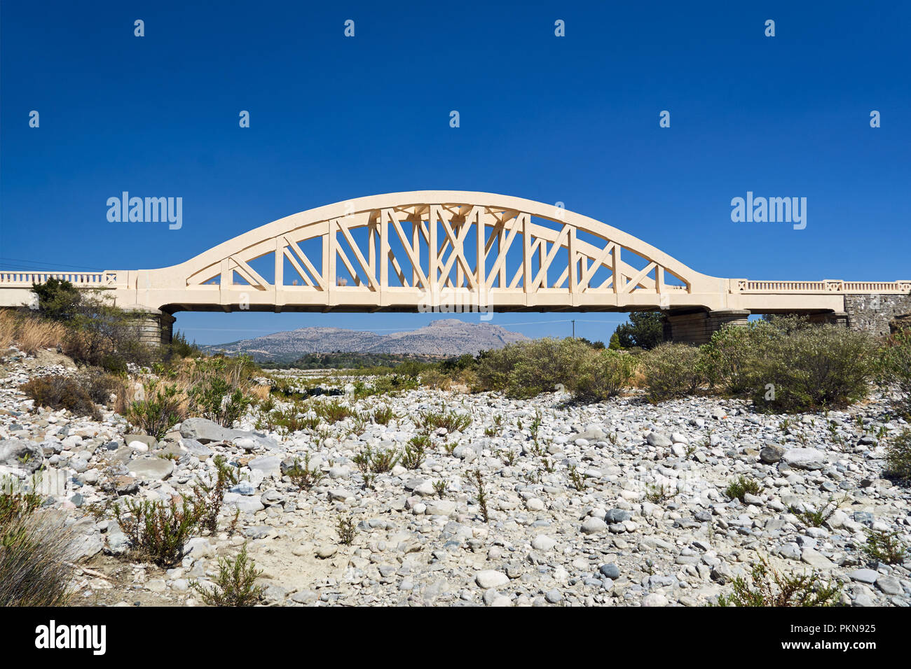 Eine Straße gewölbte Brücke über einen Fluss getrocknet auf der Insel Rhodos Stockfoto