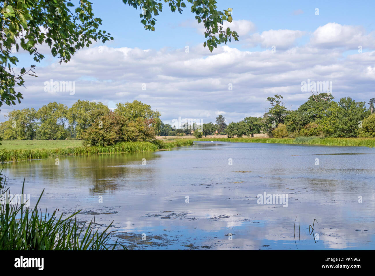 Croome's Court See und Serpentine "Fluss" wurden in den 1760er von Capability Brown, Worcestershire, England, UK erstellt Stockfoto
