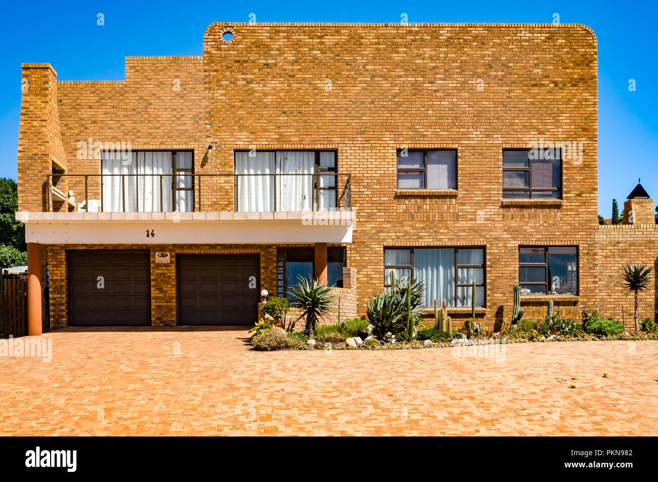 Orange brick stark modernes Haus in Mossel Bay, Südafrika Stockfoto
