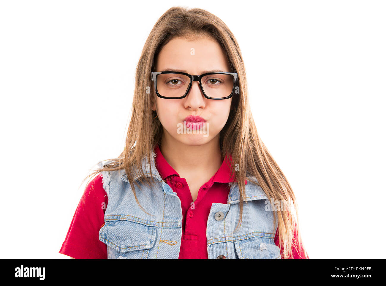 Junge mürrische Frau in Gläsern, unglücklich und schnaufend Wangen in Uneinigkeit auf weißem Hintergrund Stockfoto