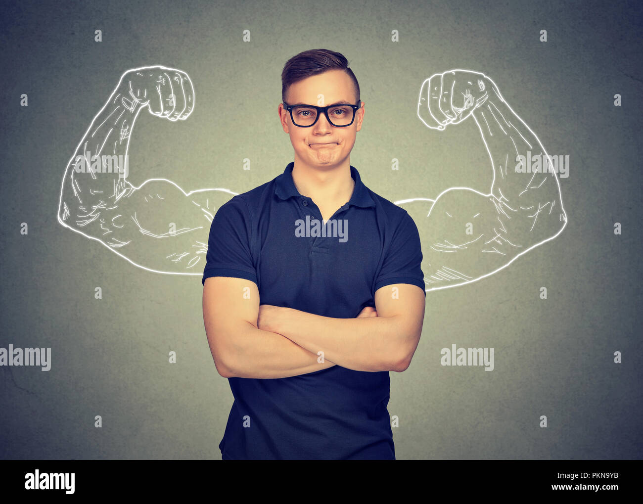 Intelligenter Mann Haltearme mit muskulösen Händen hinter zurück an Kamera schaut auf grauem Hintergrund gekreuzt Stockfoto