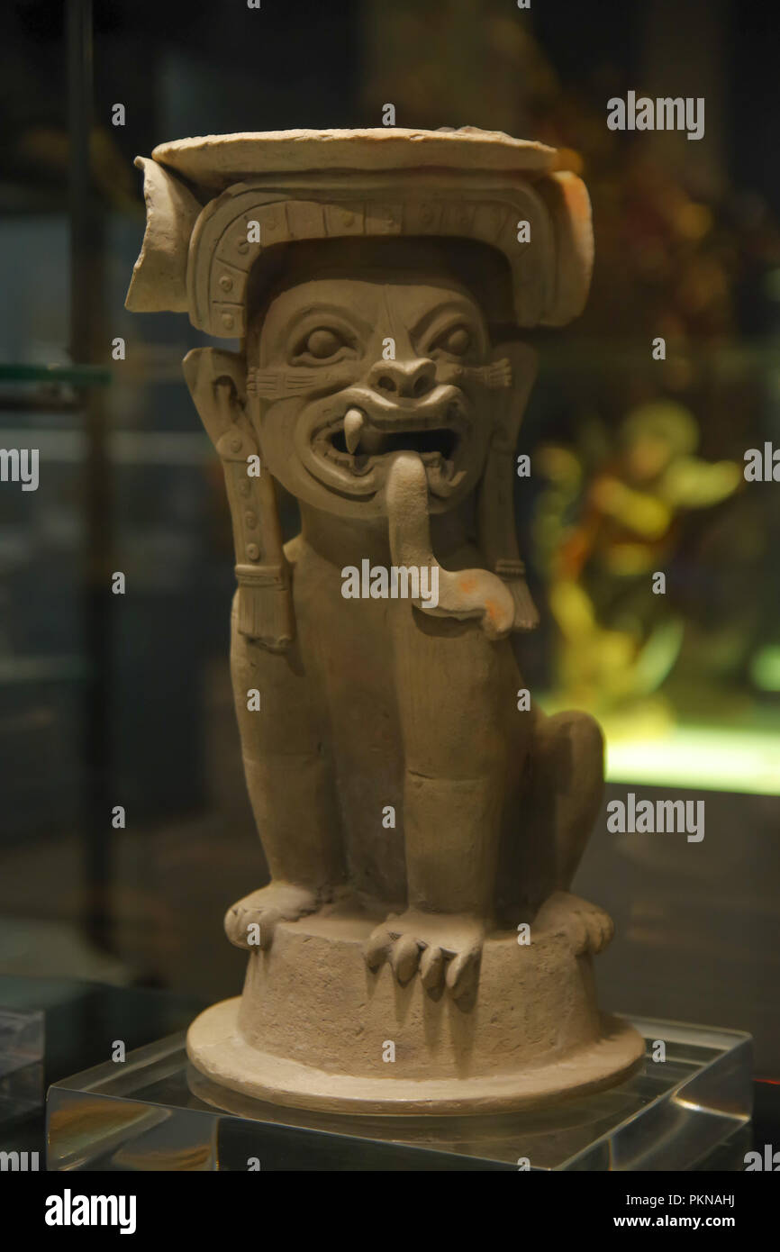 QUITO, ECUADOR - August 17, 2018: Indoor anzeigen Keramik Handarbeit von ancienct Inkas in El Agora Museum in der Casa de la Cultura in Quito Stockfoto