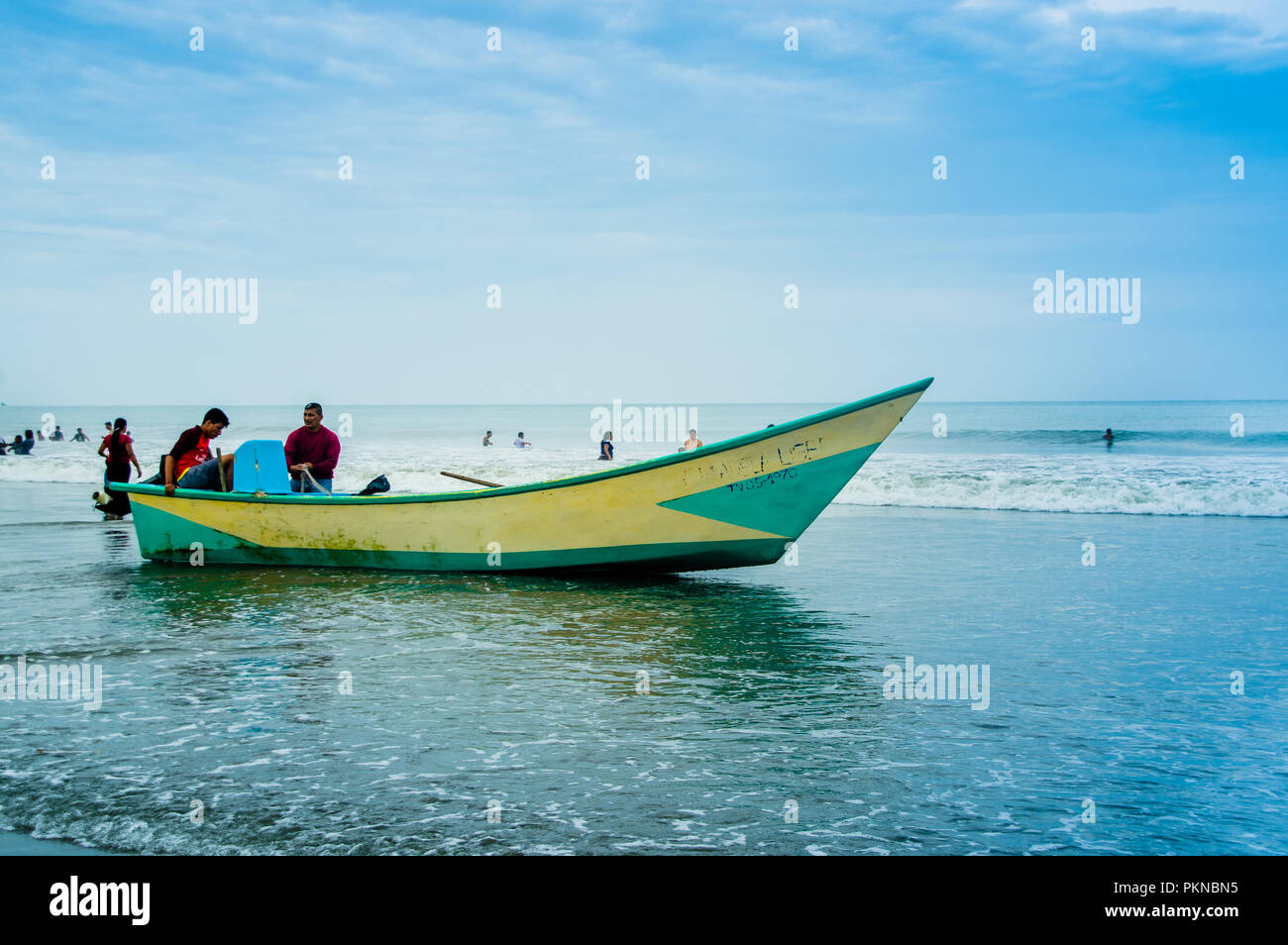 MANABI, Ecuador - 29. MAI 2018: Im freien Blick auf die Fischer in Anreise mit der Fische an den Strand von Cojimies Manabi Stockfoto