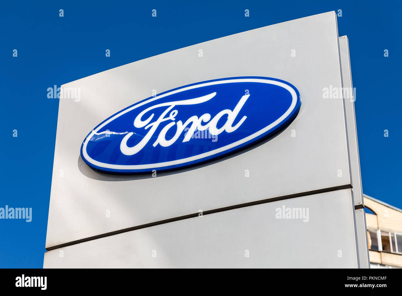 Sankt Petersburg, Russland - 10. August 2018: Ford dealership Zeichen gegen ein blauer Himmel Stockfoto