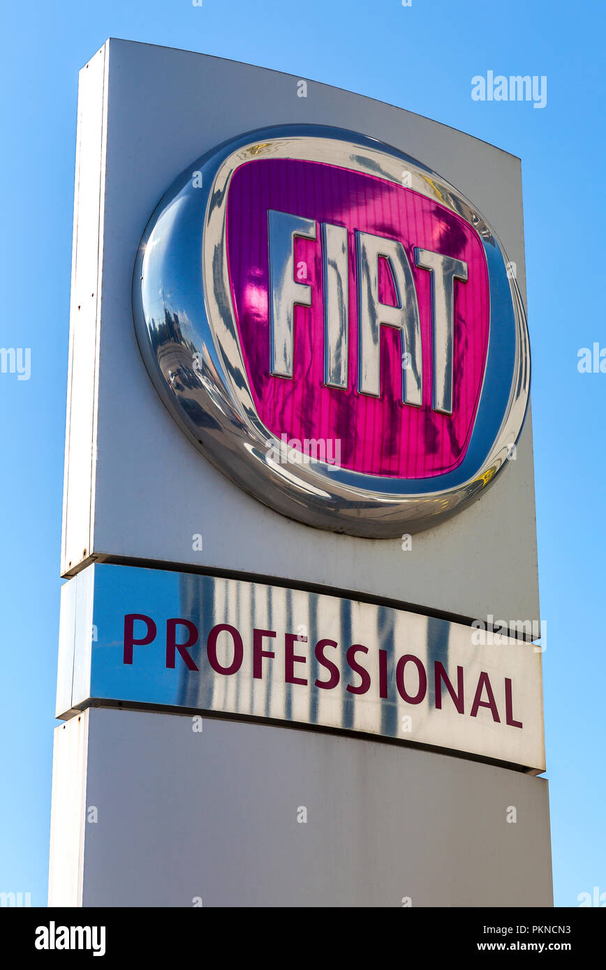 Sankt Petersburg, Russland - 10. August 2018: Fiat Autohaus Zeichen gegen ein blauer Himmel Stockfoto