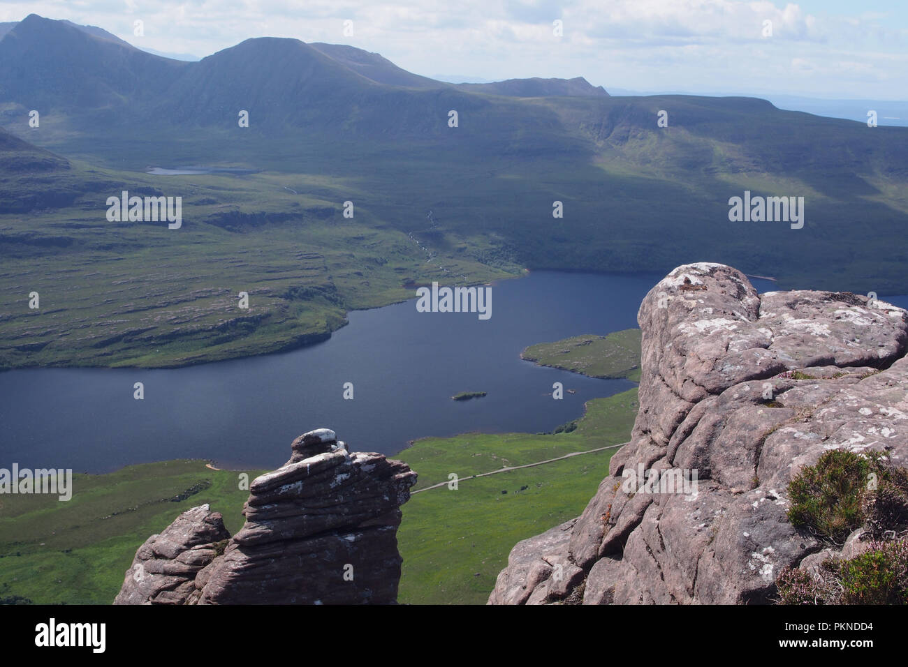 Ein Blick von Stac Pollaidh auf der Halbinsel zum Loch Lurgainn Coigach und auf die umliegende Landschaft und die Berge Stockfoto