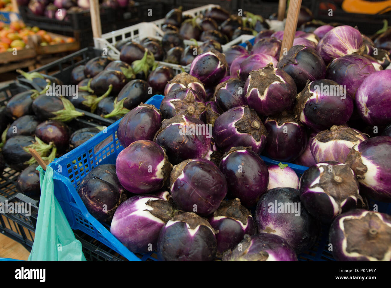 Auberginen mit dem Markt Stockfoto