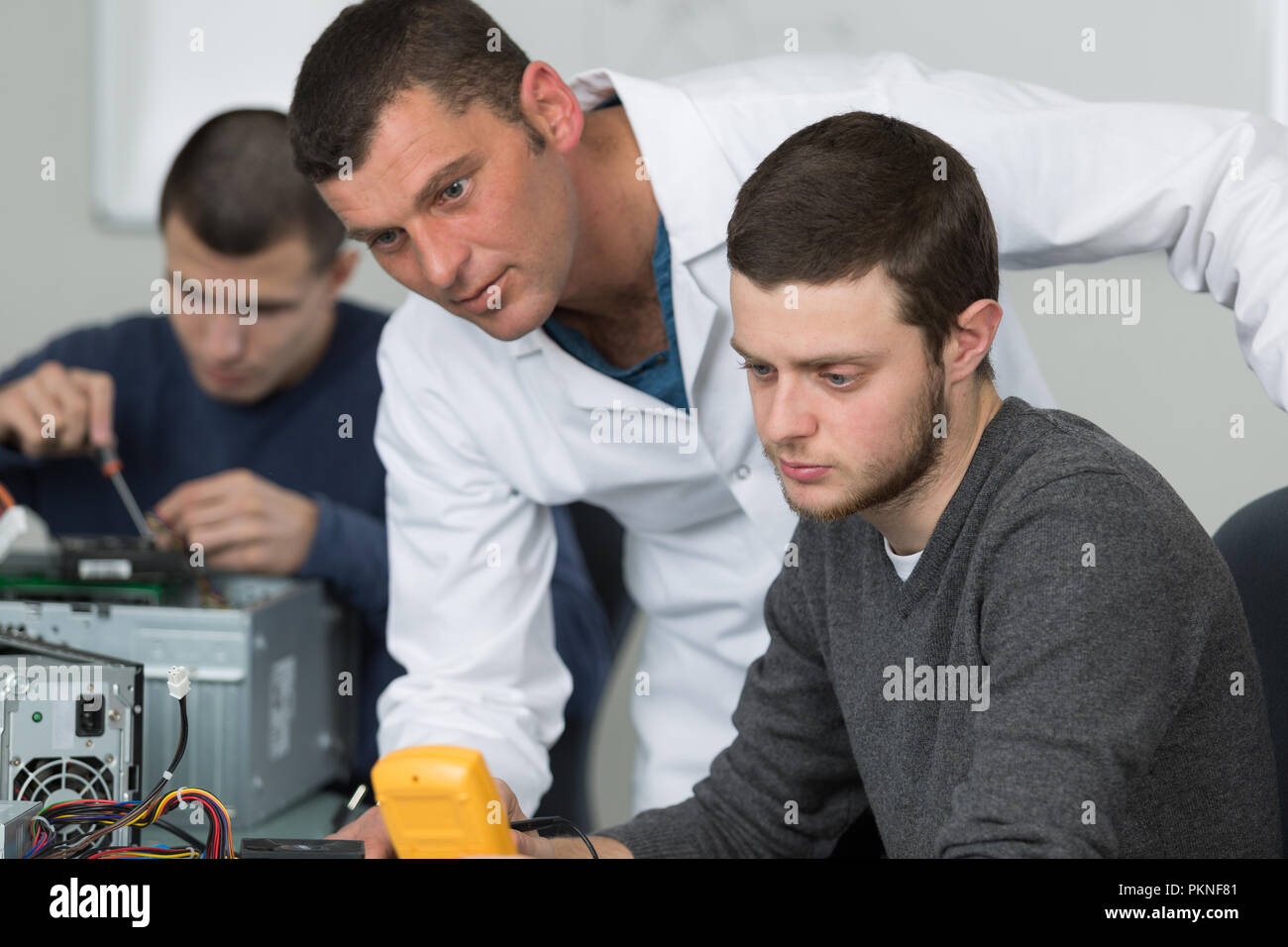 Student der Elektrotechnik Kurs Training mit Lehrer Stockfoto