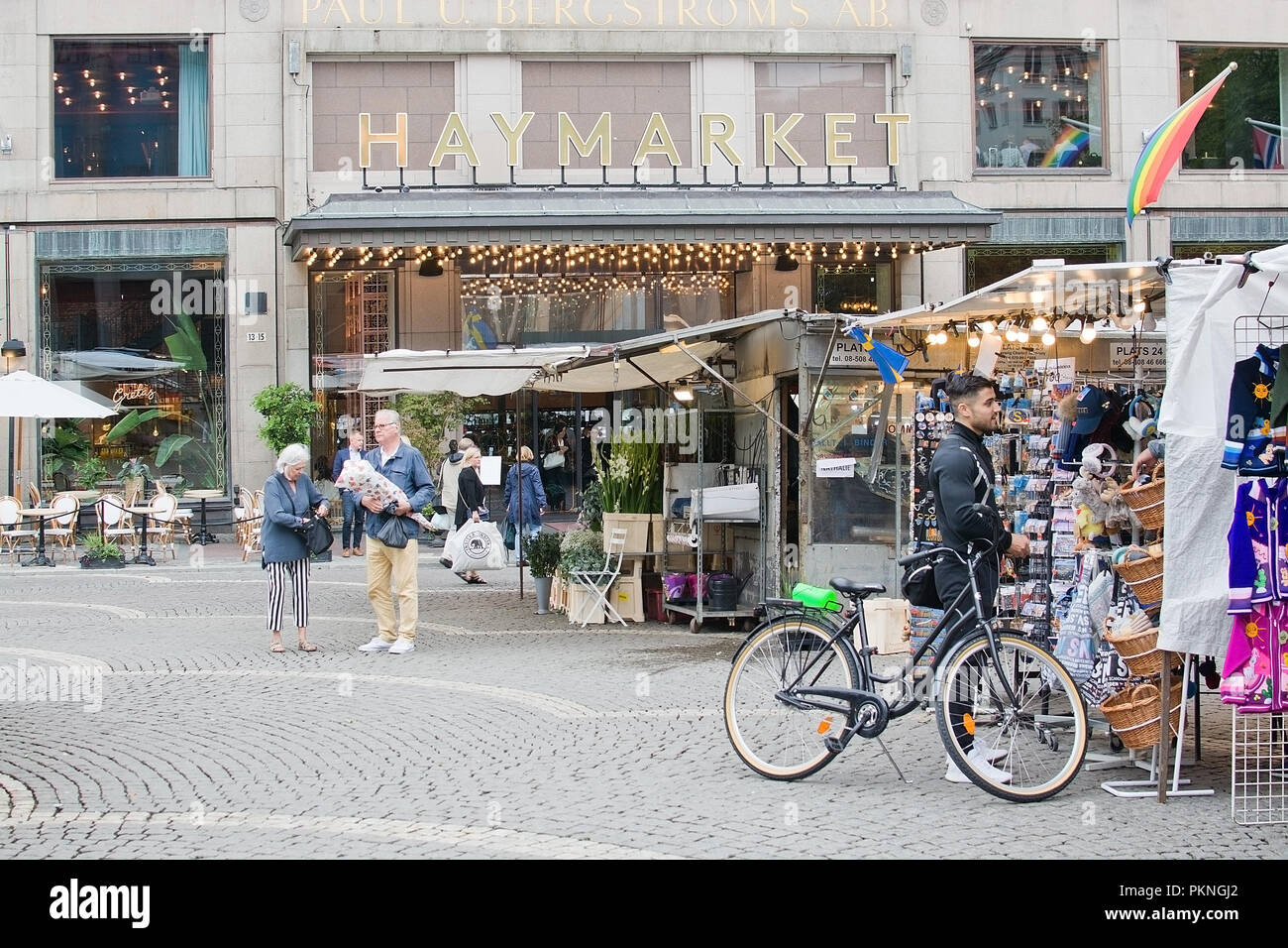 STOCKHOLM ARLANDA, Schweden - 11. SEPTEMBER 2018: Menschen, die von den Markt außerhalb der Haymarket Hotel in Stockholm, am 11. September 2018 in Mallorc Stockfoto