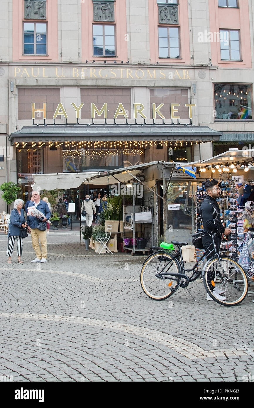 STOCKHOLM, Schweden - 11. SEPTEMBER 2018: Menschen, die von den Markt außerhalb der Haymarket Hotel in Stockholm, am 11. September 2018 in Stockholm, Schwedisch Stockfoto