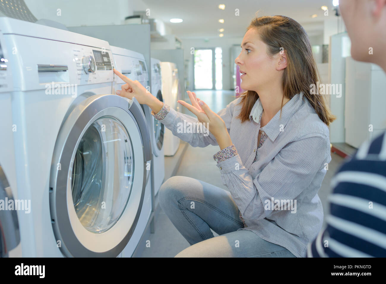 Paar an der Waschmaschine in Store suchen Stockfoto