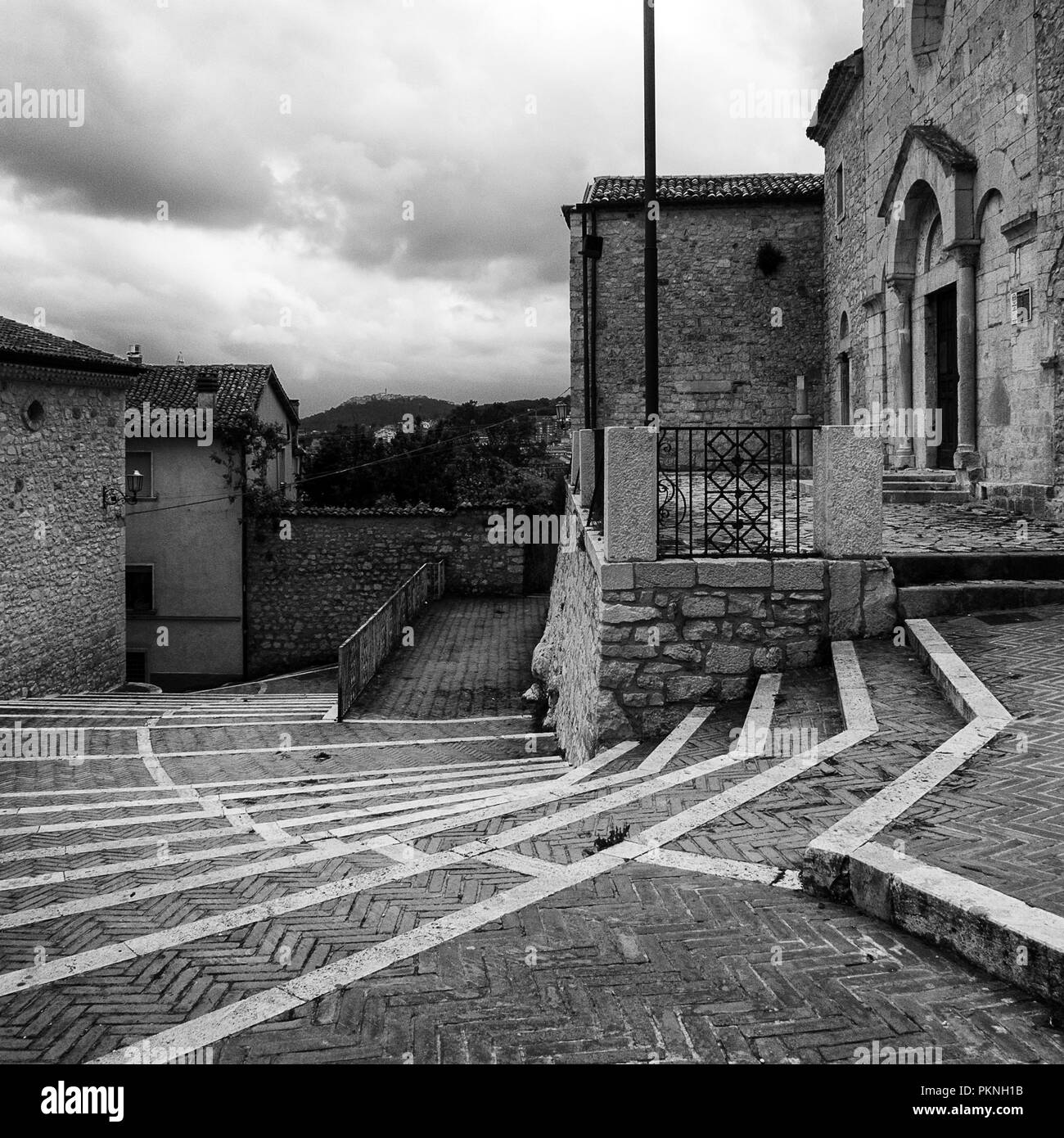 Italien, Campobasso, 25.05.2014: Kirche San Bartolomeo auf der rechten und das Treppenhaus des alten Dorfes im historischen Zentrum der Stadt in der Nähe - Stockfoto