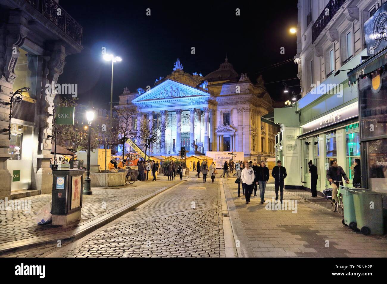 Brüssel, Belgien - 19 November, 2016: die Menschen besuchen Sie Brüssel bei Nacht. Brüssel ist die Hauptstadt von Belgien. 1,8 Millionen Menschen leben in der U-Bahn ein Stockfoto