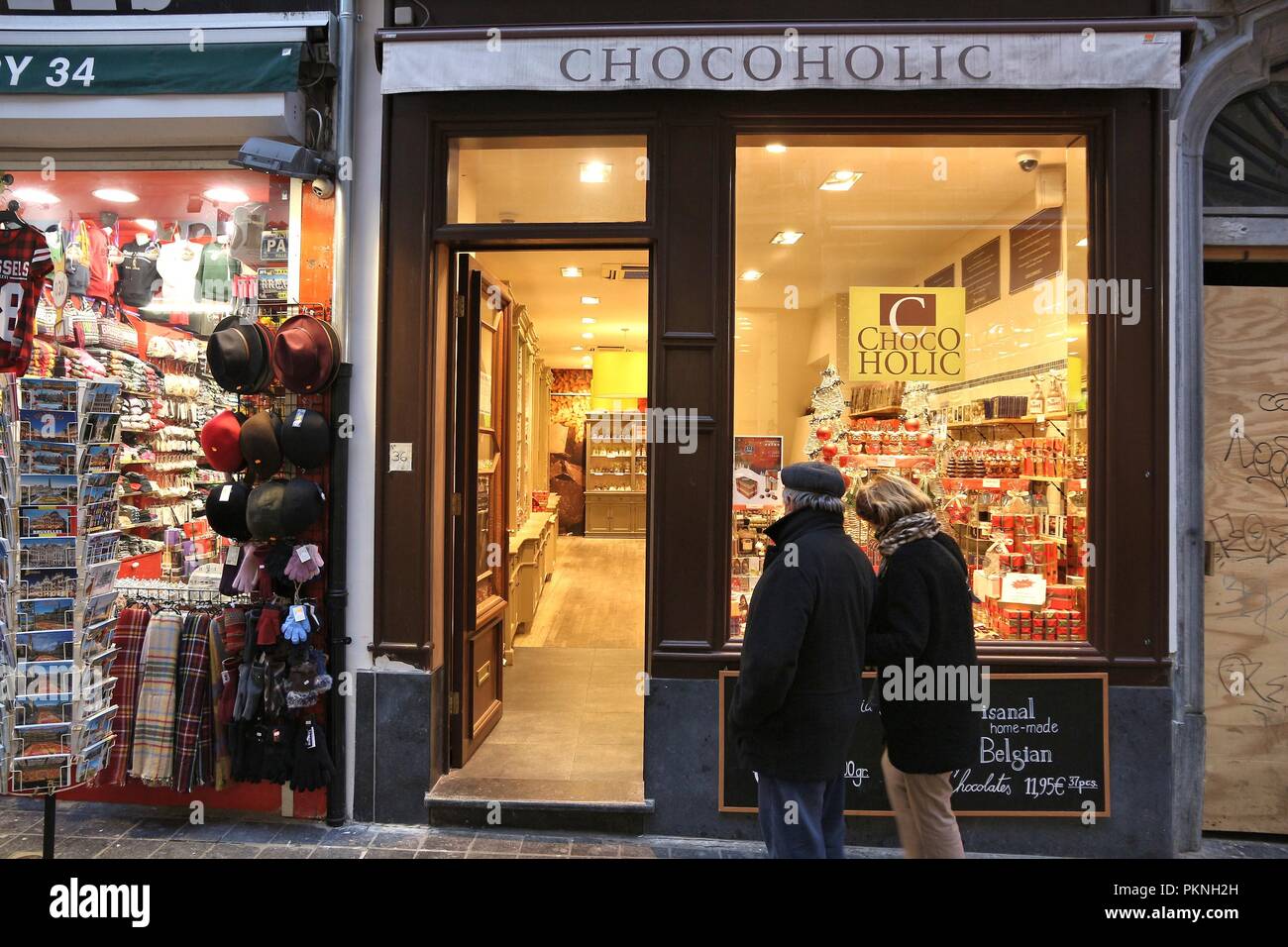 Brüssel, Belgien - 19 November, 2016: Menschen laufen durch die Belgische Schokolade store Chocoholic in Brüssel. Es gibt über 2.000 Chocolatiers in Belgien. Stockfoto