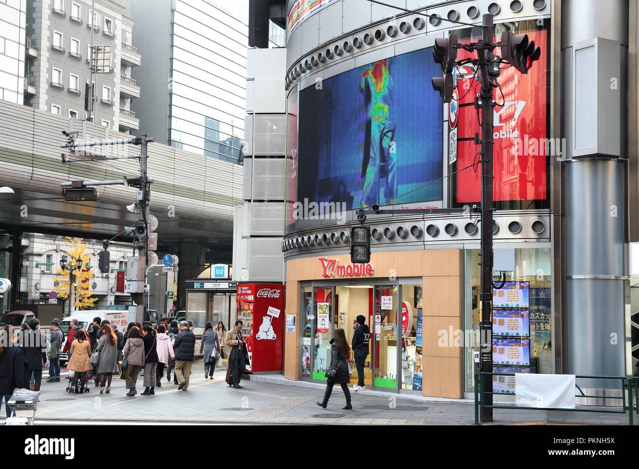 Tokio, Japan - Dezember 1, 2016: die Menschen in Roppongi Bezirk von Tokio, Japan. Tokyo ist die Hauptstadt von Japan. 37,8 Millionen Menschen leben in seiner Stockfoto