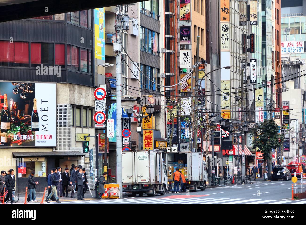 Tokio, Japan - Dezember 1, 2016: die Menschen in Roppongi Bezirk von Tokio, Japan. Tokyo ist die Hauptstadt von Japan. 37,8 Millionen Menschen leben in seiner Stockfoto