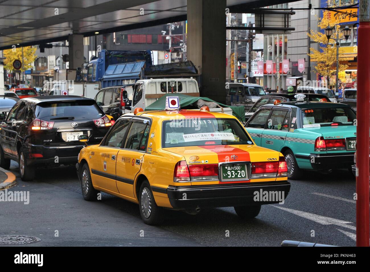 Tokio, Japan - Dezember 1, 2016: Taxi fährt in Roppongi Bezirk von Tokio, Japan. Tokyo ist die Hauptstadt von Japan. 37,8 Millionen Menschen leben in Stockfoto
