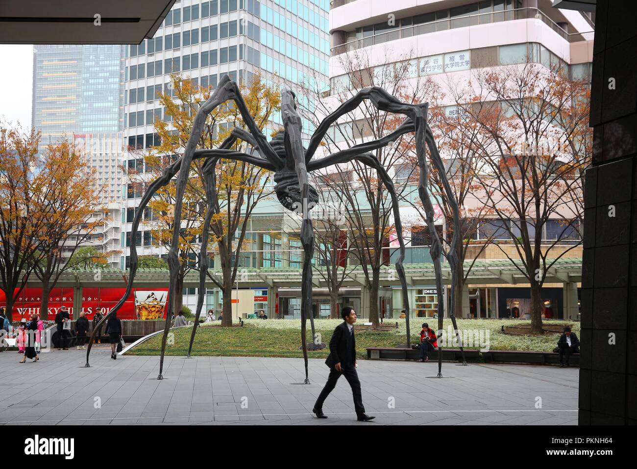 Tokio, Japan - Dezember 1, 2016: Leute gehen von Roppongi Hills spider Denkmal in Tokio, Japan. Die Spinne ist ein beliebter Treffpunkt für die Menschen vor Ort Stockfoto
