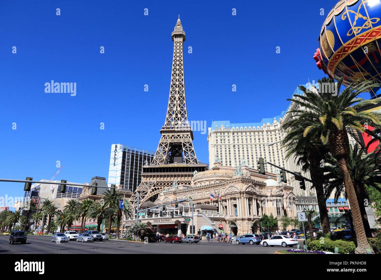 LAS VEGAS, Vereinigte Staaten - 14 April, 2014: die Menschen besuchen Paris Las Vegas Casino Hotel in Las Vegas. Das Hotel ist unter den 30 grössten Hotels der Welt mit 2.916 Stockfoto