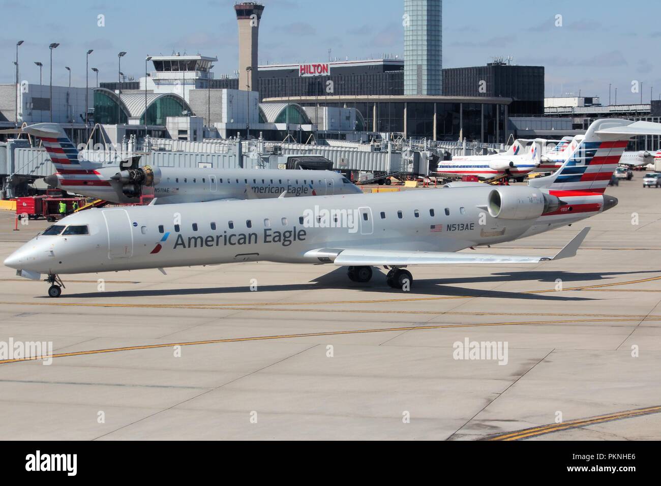 CHICAGO, Vereinigte Staaten - 1 April, 2014: American Airlines Canadair CRJ-700 Taxis nach der Landung am Flughafen O'Hare in Chicago. Mit 106 Mio. pax in Stockfoto