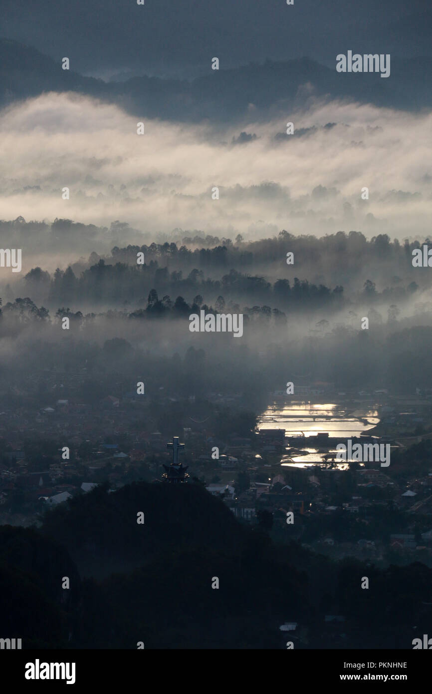 Die berühmten Niedrigen Cloud bei Toraja Utara von "Tombi, Sulawesi, Indonesien gesehen Stockfoto