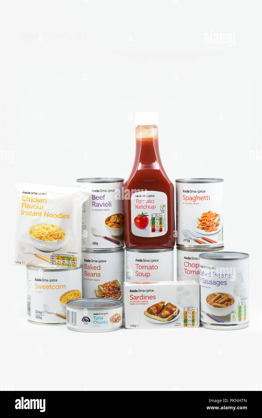 Eine Auswahl von Asda Smart Preis essen auf einem weißen Hintergrund. England UK GB Stockfoto