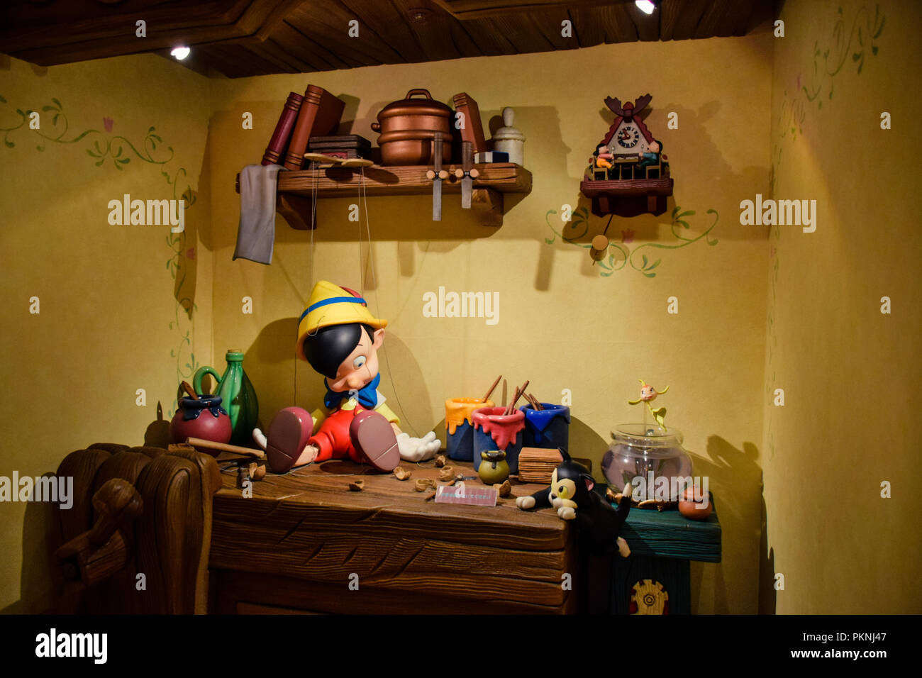 Gepetto's House mit Pinocchio auf der Table Setup im Disneystore in Shibuya, Tokio Stockfoto