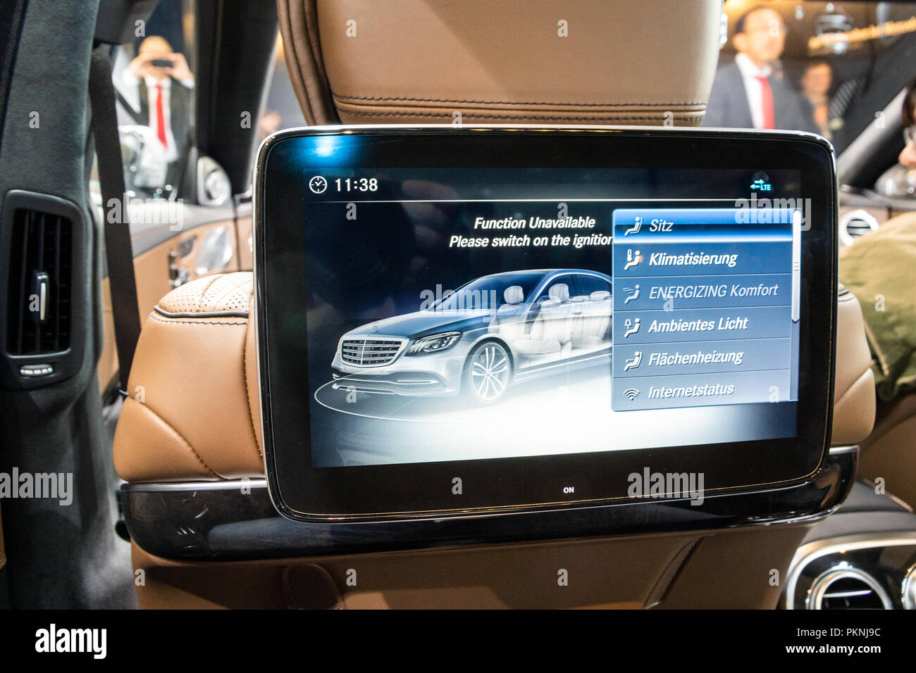 FRANKFURT, Deutschland - 13.09.2017: Sitz hinten Car Entertainment System in der neuen Mercedes-Benz S 560 e Auto präsentiert auf der Frankfurter Automobilausstellung IAA. Stockfoto