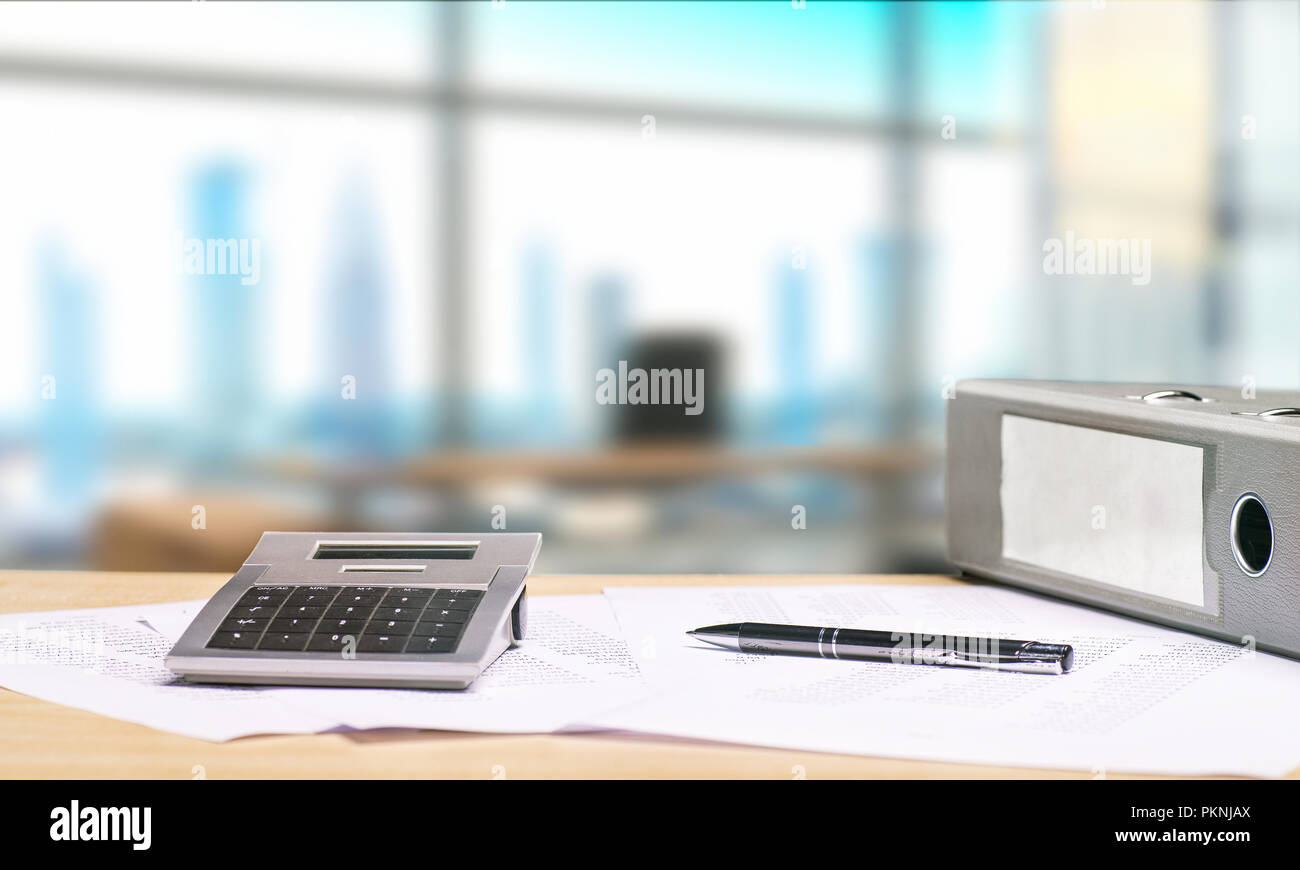 Büro mit Blick auf die Skyline und ein Schreibtisch mit Papieren im Vordergrund. Stockfoto