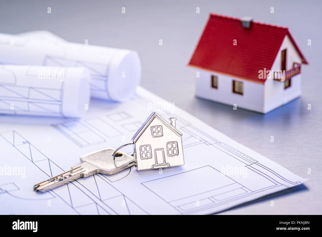 Blueprints und Haus als Schlüsselanhänger mit architektonischen Modell Stockfoto