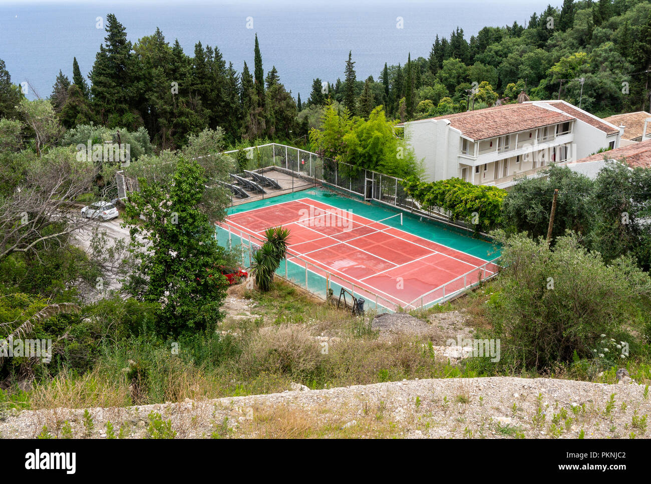 Tennisplatz des Hotels auf der griechischen Insel Korfu Stockfoto