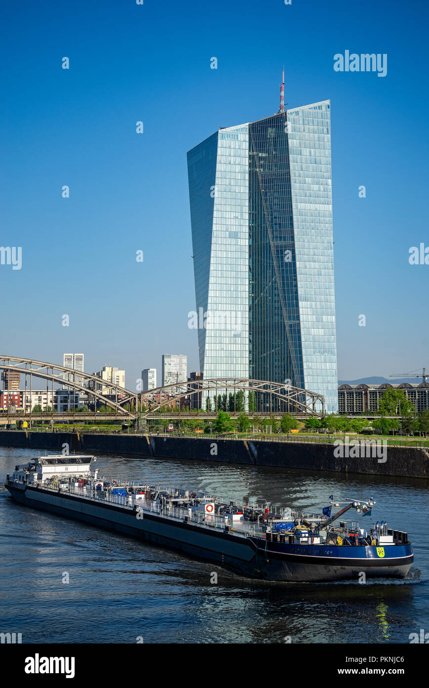 Gebäude der Europäischen Zentralbank (EZB) in Frankfurt mit einem Frachtschiff auf der Hauptseite im Vordergrund. Stockfoto