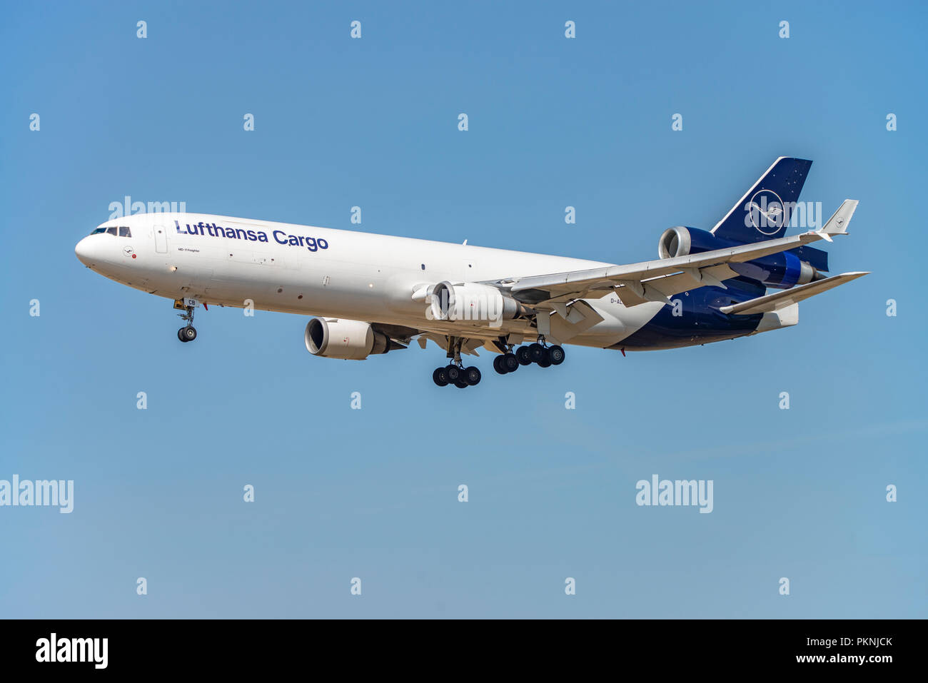 Ein Lufthansa Typ MD-11-Frachtflugzeuge (D-ALCB) mit neuem Logo nähert sich der Flughafen Frankfurt Stockfoto