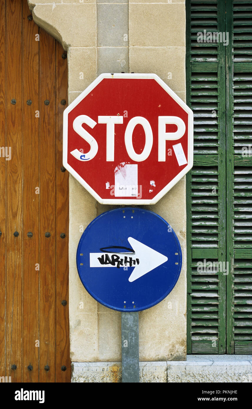 Stop-Schild und biegen Sie rechts anmelden Pollena Altstadt auf der Insel Mallorca Stockfoto