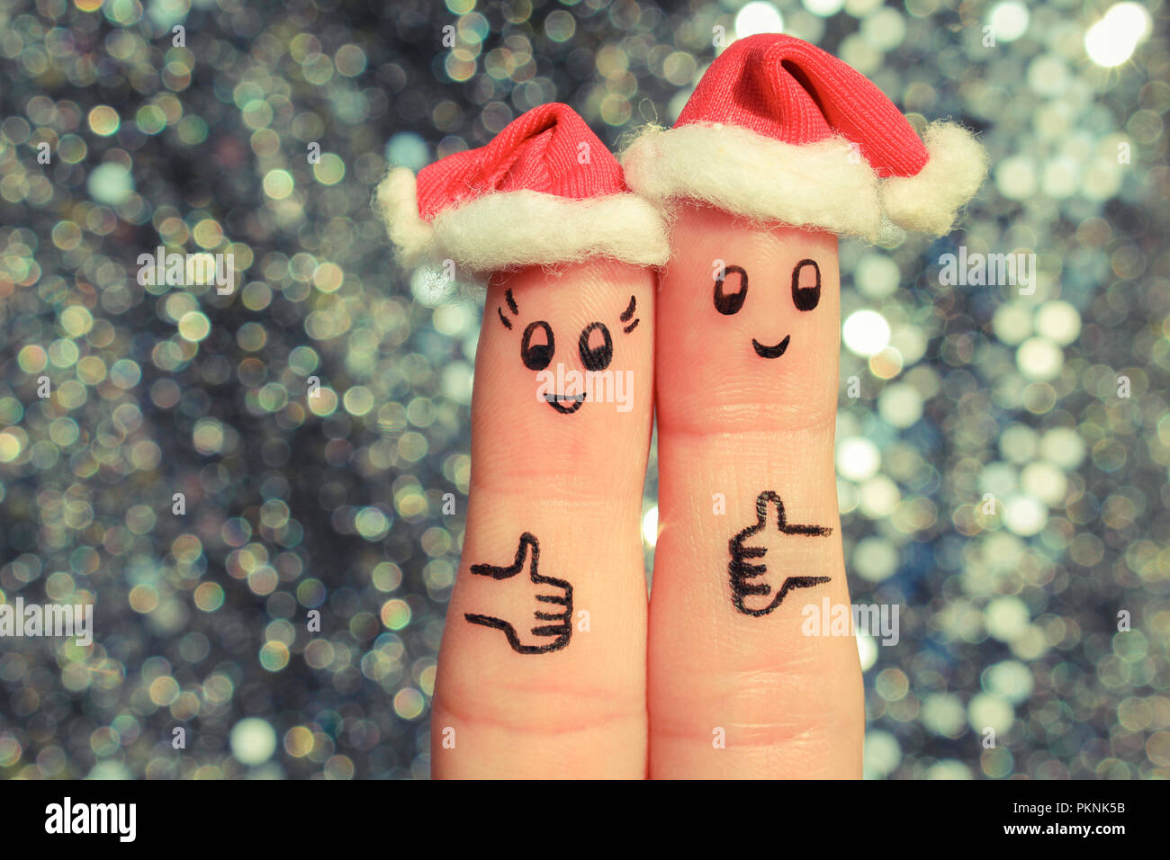 Finger Kunst Der Paar Feiert Weihnachten. Konzept Von Mann Und Frau Lachend  Im Neuen Jahr Hüte. Glückliches Paar, Daumen Nach Oben. Getönten Bild  Stockfotografie - Alamy