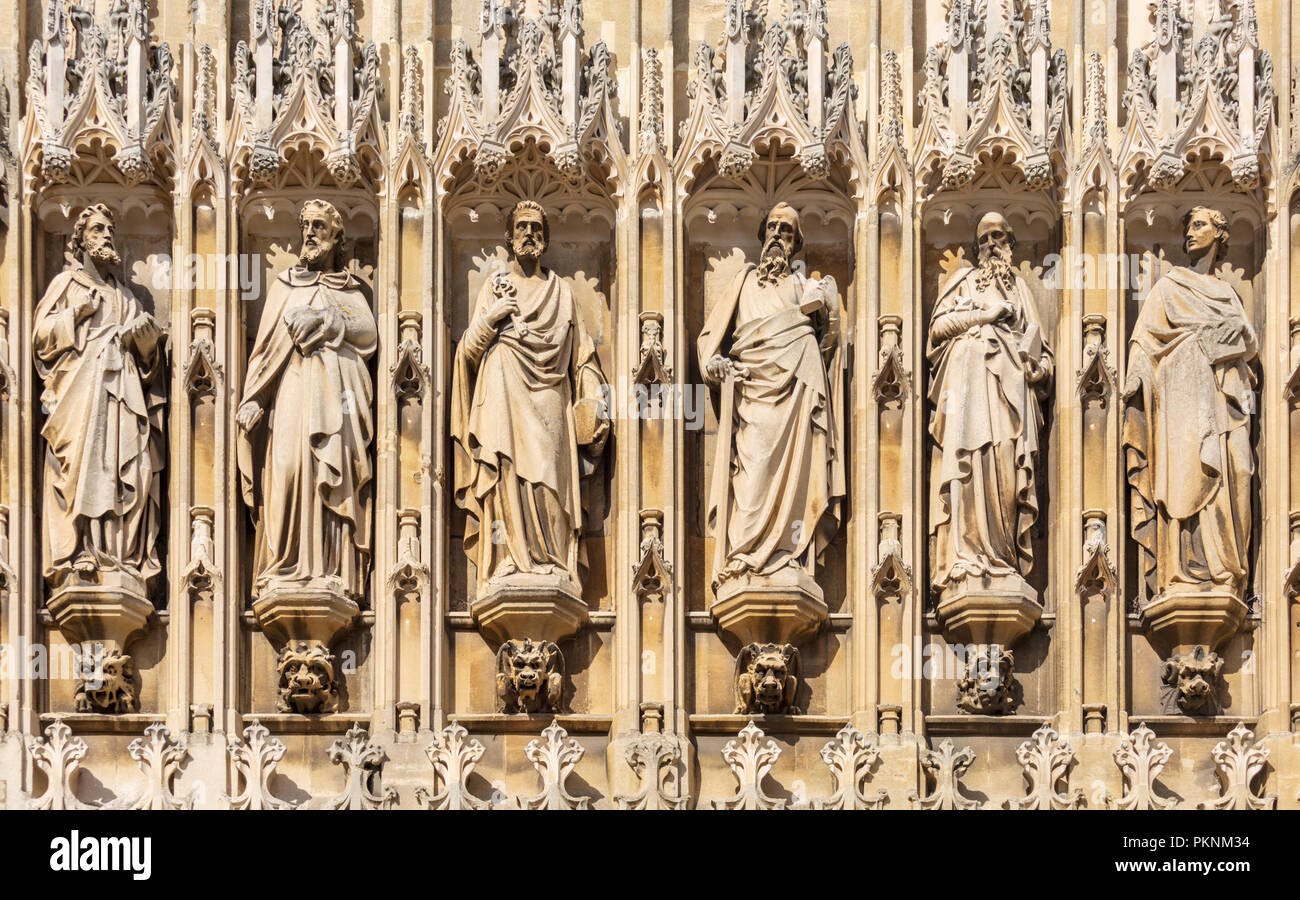Religiöse Statuen und Grotesken über den Eingang Süd der Kathedrale von Gloucester, England Stockfoto