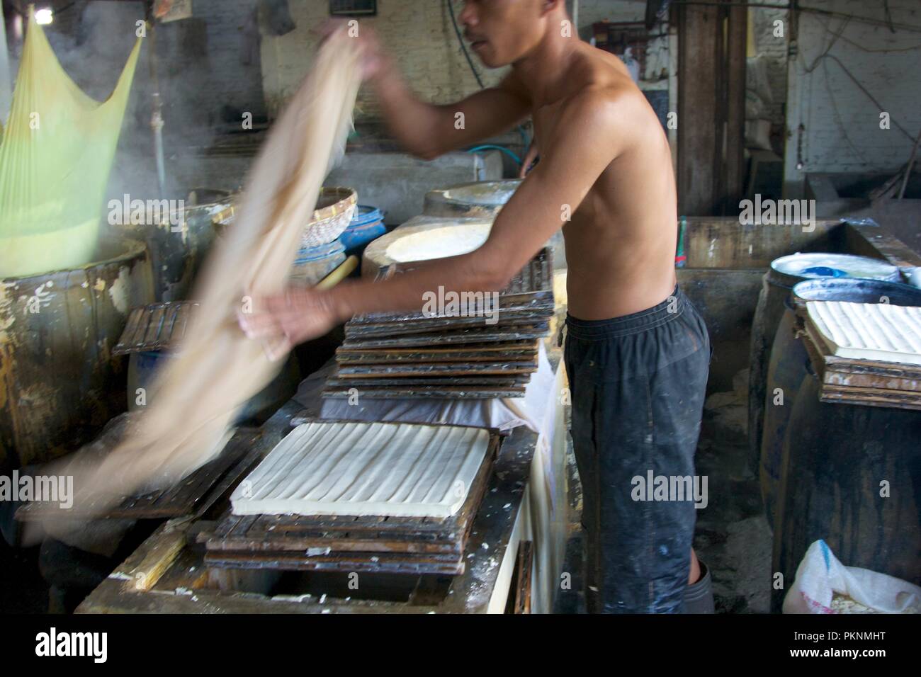 In der Tofu-Fabrik, Java, Indonesien. Stockfoto