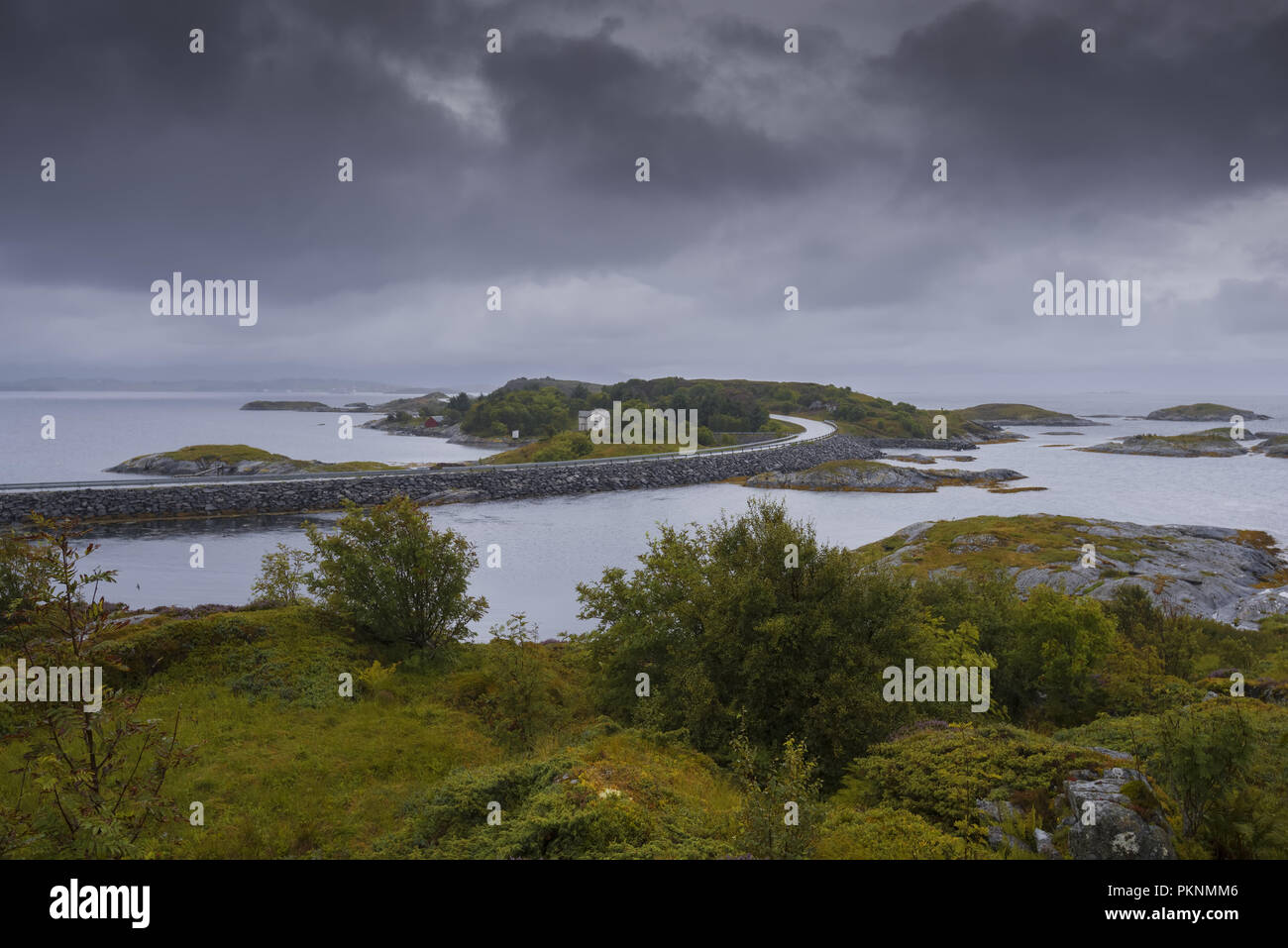 Atlantic Ocean Road. Norwegische Landschaften an einem bewölkten, regnerischen Tag. Atlantic Road, Averoy, Nordatlantik, Norwegen Stockfoto