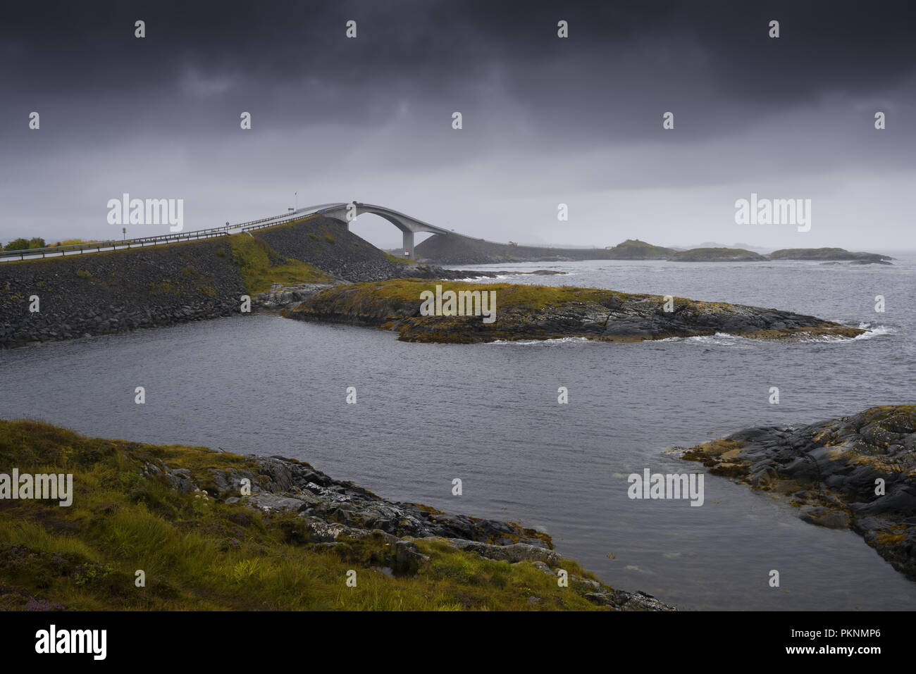 Storseisundet Brücke an einem bewölkten, regnerischen Tag. Atlantic Road, Averoy, Nordatlantik, Norwegen Stockfoto