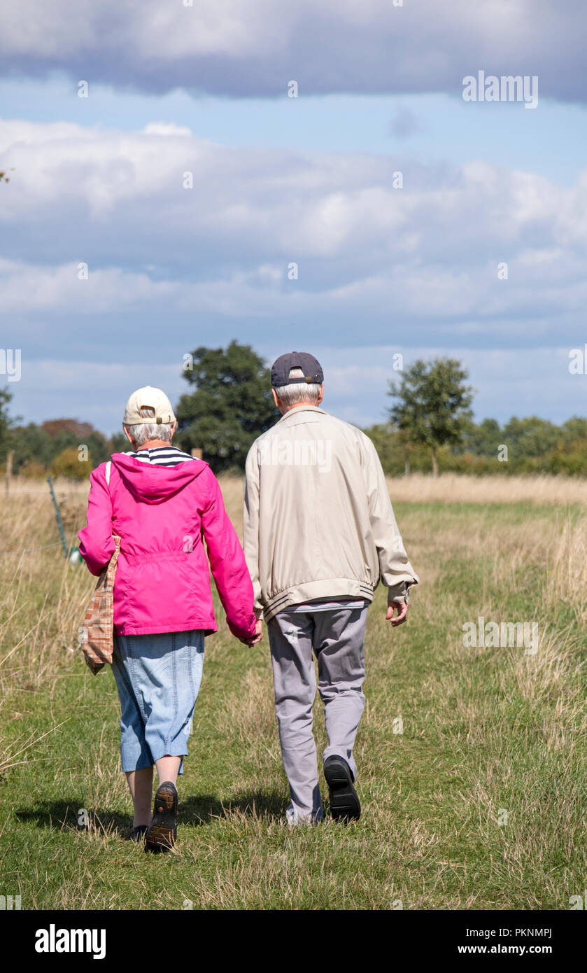 Ältere Paare auf ein Land zu Fuß, England, Großbritannien Stockfoto