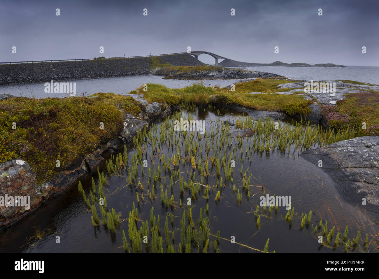 Storseisundet Brücke an einem bewölkten, regnerischen Tag. Atlantic Road, Averoy, Nordatlantik, Norwegen Stockfoto