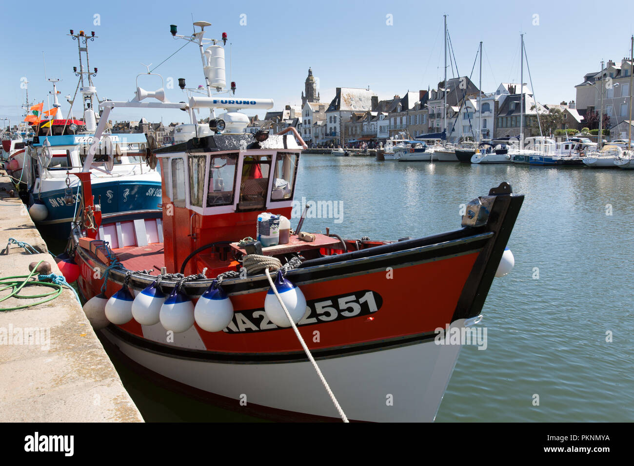 Le Croisic, Frankreich. Fischerboote im Hafen von Le Croisic Fischereihafen und Freizeitaktivitäten Marina, mit der Rue du Port Ciguet im Hintergrund. Stockfoto