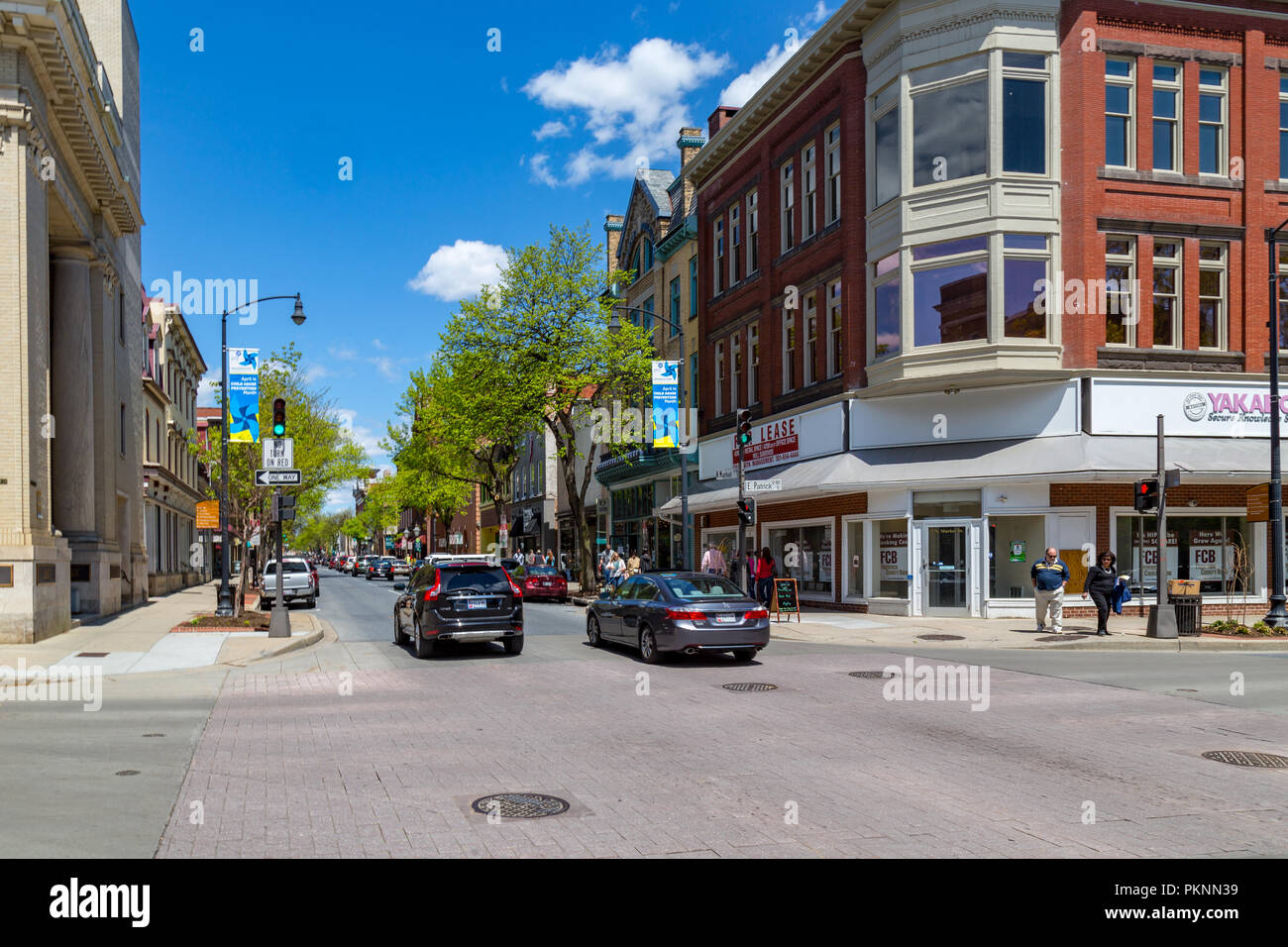Frederick, MD, Vereinigte Staaten - 26 April 2015: eine Innenstadt Kreuzung mit einer Mischung von gebäudetypen in Frederick, Maryland. Stockfoto