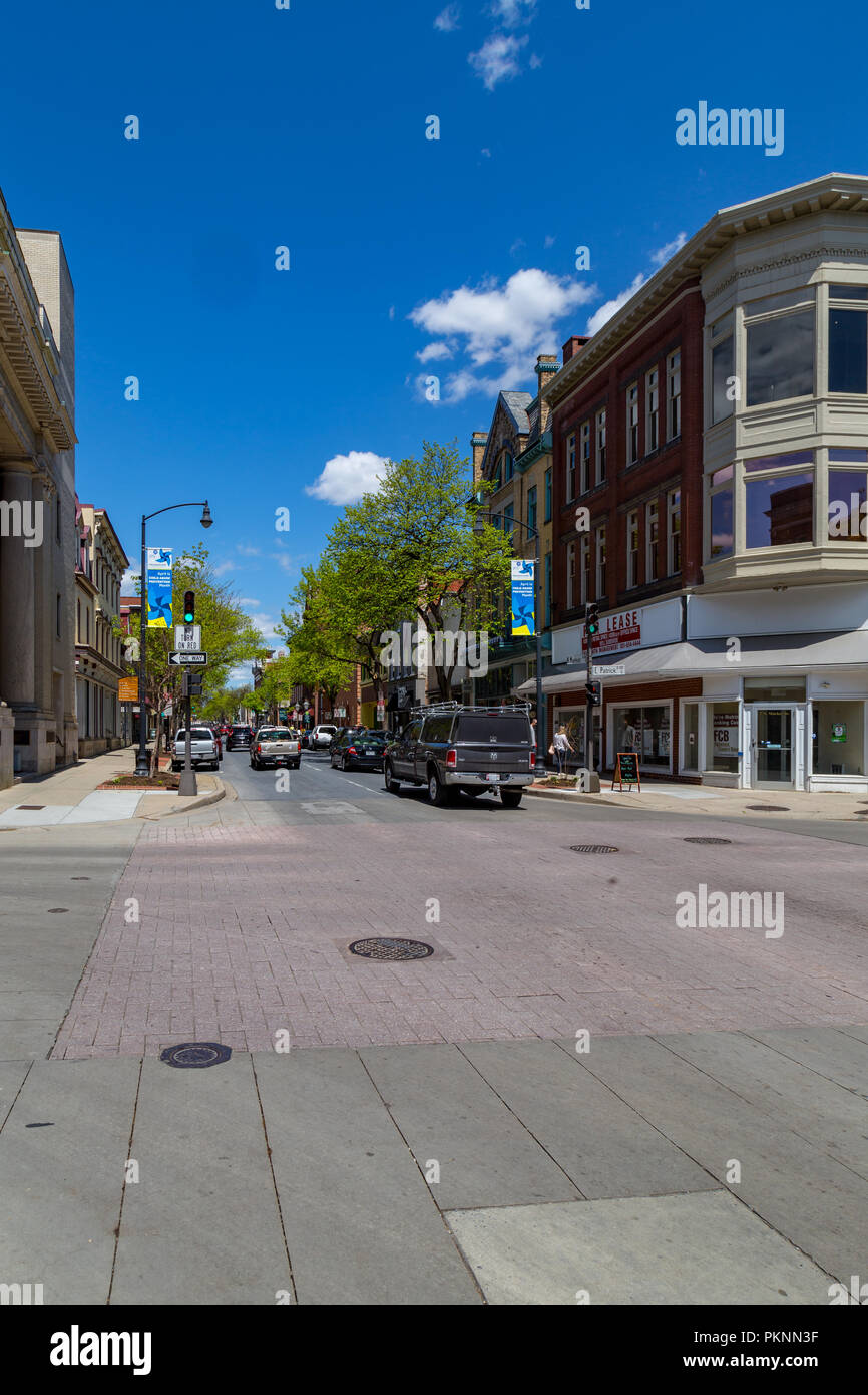 Frederick, MD, Vereinigte Staaten - 26 April 2015: eine Innenstadt Kreuzung mit einer Mischung von gebäudetypen in Frederick, Maryland. Stockfoto