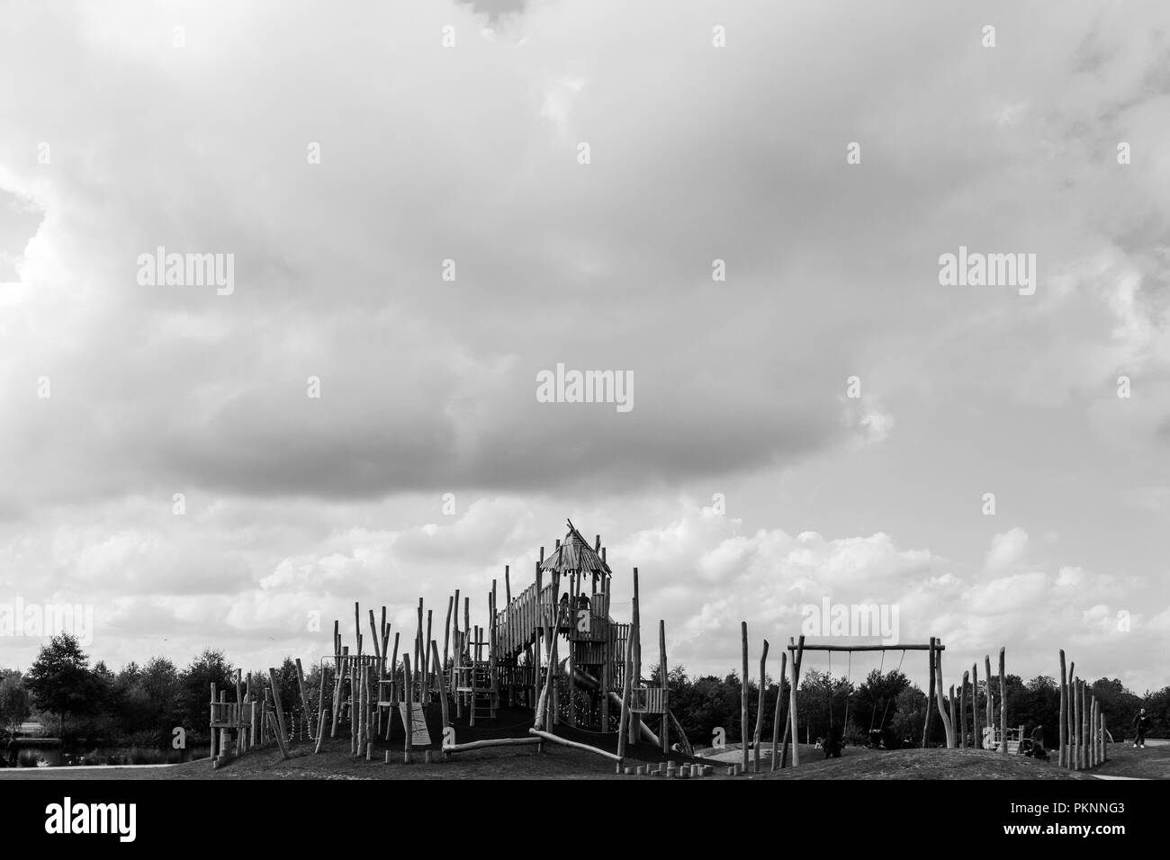 Ein wunderbares Abenteuer Spielplatz im Northala Felder, NW London. Der Spielplatz ist von Protokolle angefertigt und das Baumhaus und Klettergerüst. Northou Stockfoto