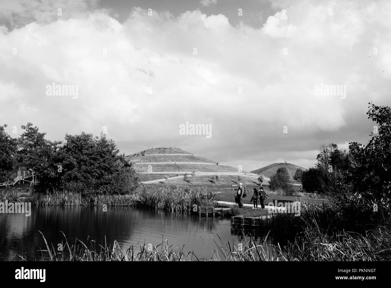 Künstliche See zum Angeln und Fische fangen mit dem Hügel/Hills von Northala Park/Northala Felder l im Hintergrund Stockfoto