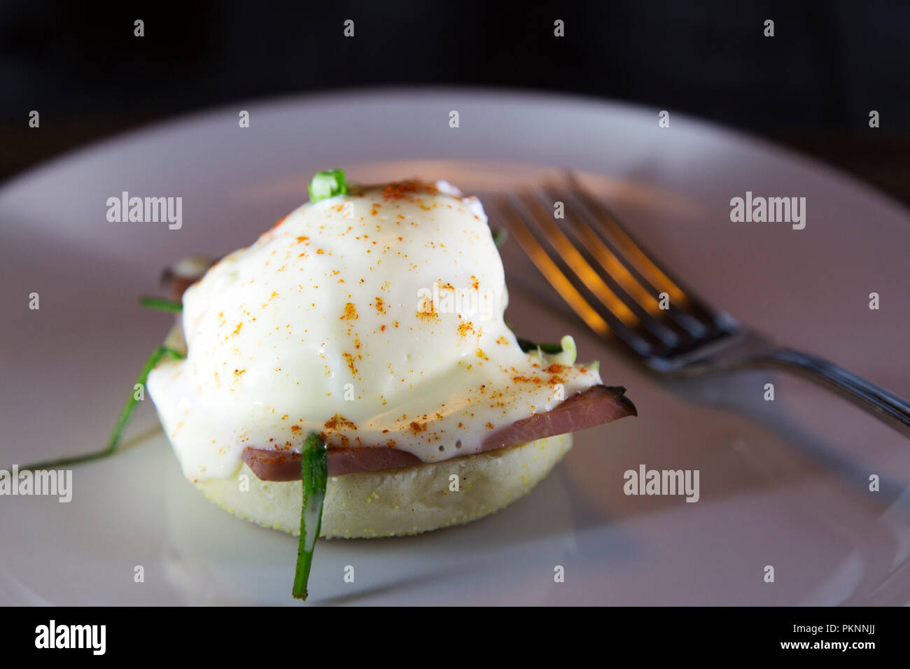 Eier Benedikt serviert zum Frühstück in Manitoba, Kanada. Die Eier sind mit Sauce Hollandaise gekrönt. Stockfoto