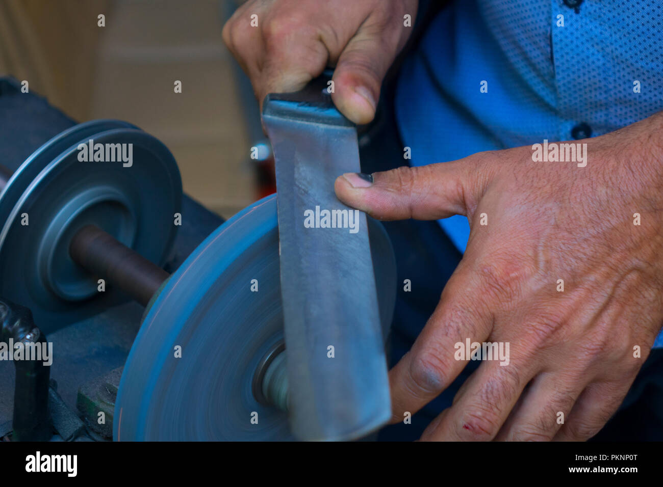 Man Schleifen auf abrasive schneiden und Messer - Schleifsteine Stockfoto