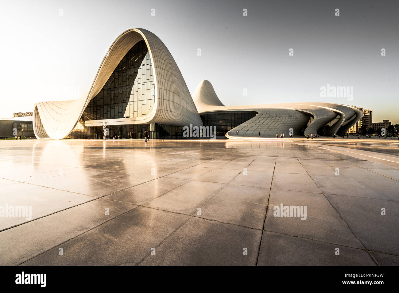 Heydar Aliyev Kulturzentrum bei Sonnenuntergang Baku mit Reflektion Stockfoto