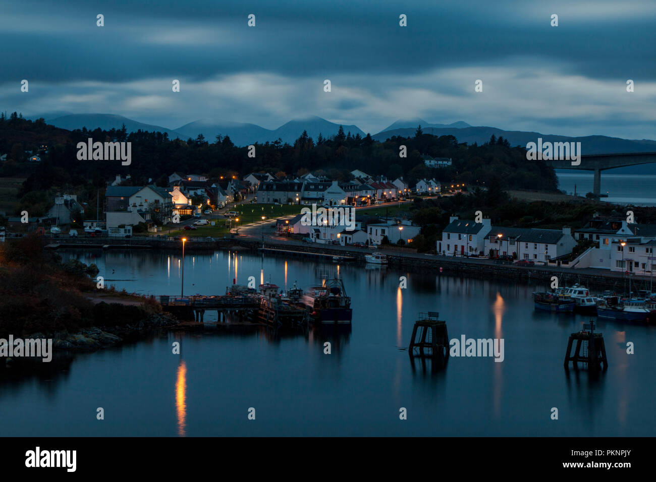Kyleakin während der Blauen Stunde, Fischerdorf, Isle of Skye Stockfoto